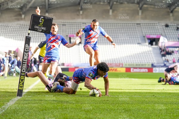 061225 - Stade Francais v Cardiff Rugby - EPCR Challenge Cup - Mathis Ibo of Paris scores a try