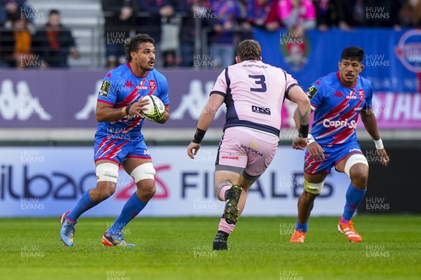 061225 - Stade Francais v Cardiff Rugby - EPCR Challenge Cup - Ryan Chapuis of Paris takes on Sam Wainwright of Cardiff (3)