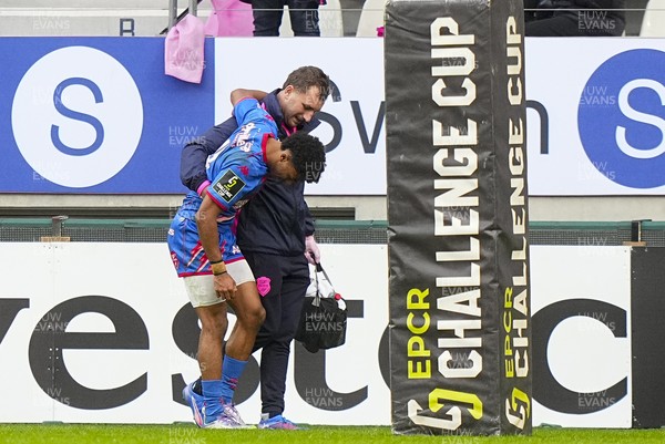 061225 - Stade Francais v Cardiff Rugby - EPCR Challenge Cup - Mathis Ibo of Stade Francais is helped from the field njured