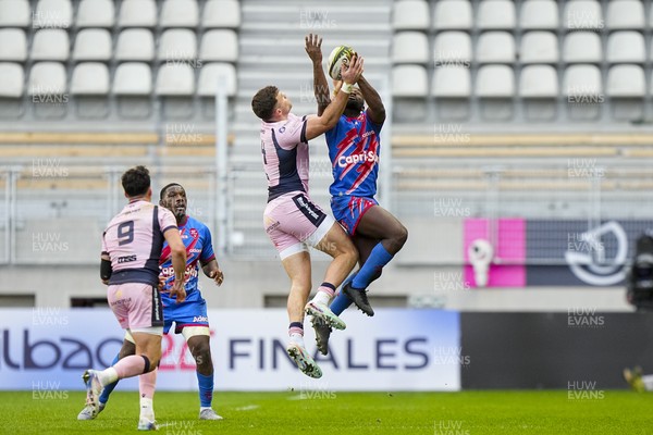 061225 - Stade Francais v Cardiff Rugby - EPCR Challenge Cup - Mason Grady of Cardiff (L) challenges Lester Etein of Stade Francais for a high ball