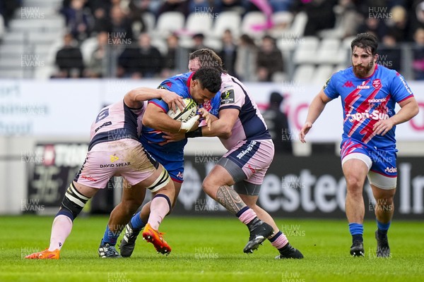 061225 - Stade Francais v Cardiff Rugby - EPCR Challenge Cup - Braxton Asi of Stade Francais is tackled by Alun Lawrence of Cardiff (L)
