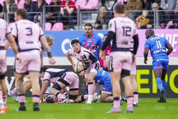 061225 - Stade Francais v Cardiff Rugby - EPCR Challenge Cup - Ellis Bevan of Cardiff passes 