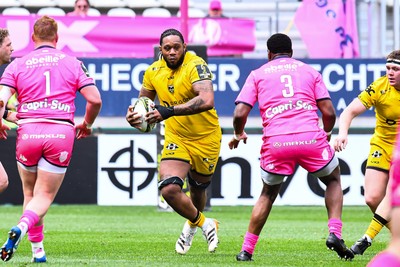 050426 - Stade Francais v Dragons RFC - EPCR Challenge Cup Round of 16 - Levi Douglas of Dragons takes on Jack Iscaro and Yanis Lux of Stade Francais 