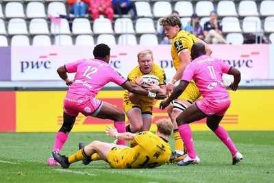 050426 - Stade Francais v Dragons RFC - EPCR Challenge Cup Round of 16 - Tinus de Beer of Dragons takes on Samuel Ezeala and Lester Etien of Stade Francais 