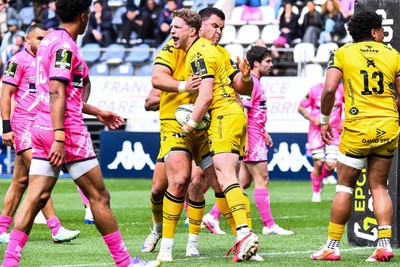 050426 - Stade Francais v Dragons RFC - EPCR Challenge Cup Round of 16 - Angus O’Brien of Dragons celebrates scoring a try with Christian Coleman of Dragons