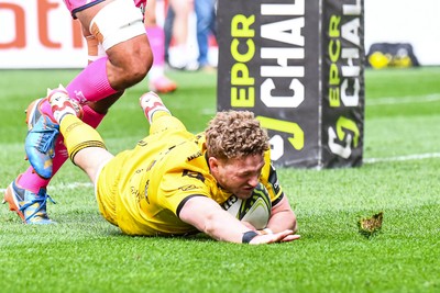 050426 - Stade Francais v Dragons RFC - EPCR Challenge Cup Round of 16 - Angus O’Brien of Dragons scores a try