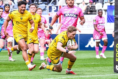 050426 - Stade Francais v Dragons RFC - EPCR Challenge Cup Round of 16 - Angus O’Brien of Dragons on his way to scoring a try