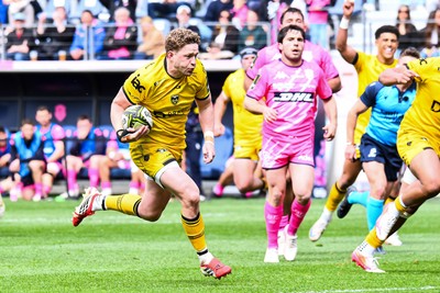 050426 - Stade Francais v Dragons RFC - EPCR Challenge Cup Round of 16 - Angus O’Brien of Dragons on his way to scoring a try