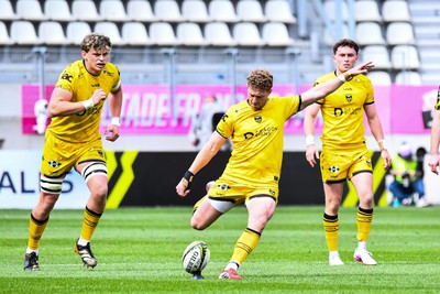 050426 - Stade Francais v Dragons RFC - EPCR Challenge Cup Round of 16 - Angus O’Brien of Dragons kicks for goal