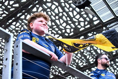 050426 - Stade Francais v Dragons RFC - EPCR Challenge Cup Round of 16 - Dragons fans