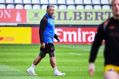 050426 - Stade Francais v Dragons RFC - EPCR Challenge Cup Round of 16 - Filo Tiatia of Dragons during the warm up