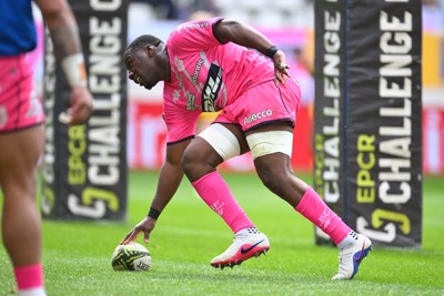 050426 - Stade Francais v Dragons RFC - EPCR Challenge Cup Round of 16 - Yoan Tanga of Stade Francais scores a try