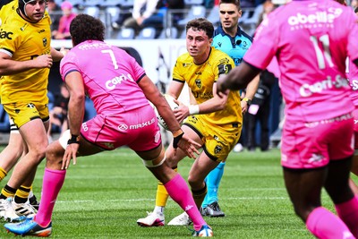 050426 - Stade Francais v Dragons RFC - EPCR Challenge Cup Round of 16 - Niall Armstrong of Dragons takes on Ryan Chapuis of Stade Francais 