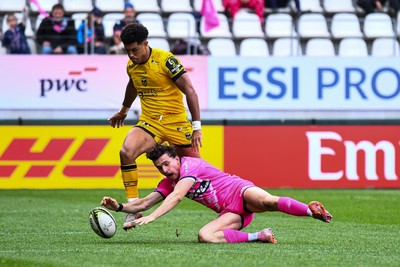 050426 - Stade Francais v Dragons RFC - EPCR Challenge Cup Round of 16 - Rio Dyer of Dragons competes with Charles Laloi of Paris