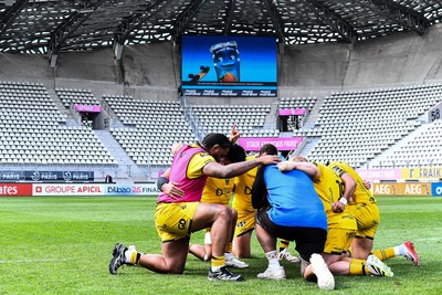 050426 - Stade Francais v Dragons RFC - EPCR Challenge Cup Round of 16 - Dragons huddle after the match