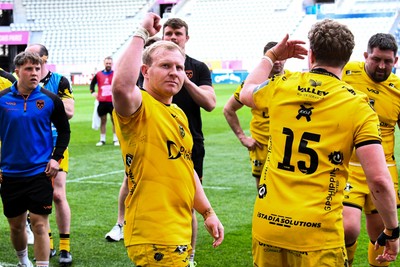 050426 - Stade Francais v Dragons RFC - EPCR Challenge Cup Round of 16 - Tinus de Beer of Dragons RFC applauds the travelling fans