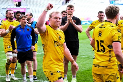 050426 - Stade Francais v Dragons RFC - EPCR Challenge Cup Round of 16 - Tinus de Beer of Dragons RFC applauds the travelling fans
