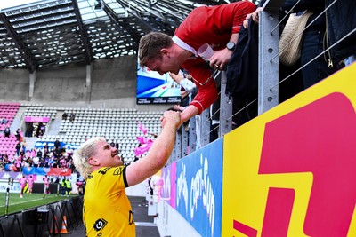 050426 - Stade Francais v Dragons RFC - EPCR Challenge Cup Round of 16 - Aaron Wainwright of Dragons celebrates with a fan after the match