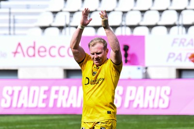 050426 - Stade Francais v Dragons RFC - EPCR Challenge Cup Round of 16 - Tinus de Beer of Dragons RFC applauds the travelling fans
