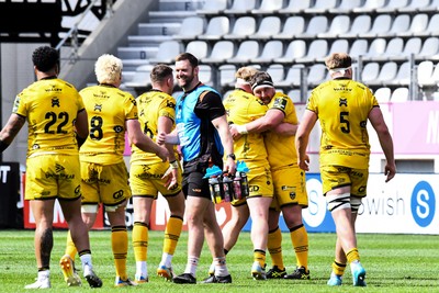 050426 - Stade Francais v Dragons RFC - EPCR Challenge Cup Round of 16 - Dragons players celebrate after the match