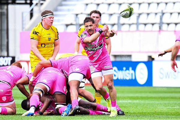 050426 - Stade Francais v Dragons RFC - EPCR Challenge Cup Round of 16 - Paul Abadie of Paris passes