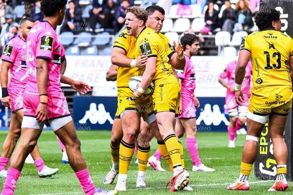 050426 - Stade Francais v Dragons RFC - EPCR Challenge Cup Round of 16 - Angus O’Brien of Dragons celebrates scoring a try with Christian Coleman of Dragons