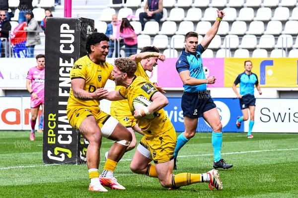 050426 - Stade Francais v Dragons RFC - EPCR Challenge Cup Round of 16 - Angus O’Brien of Dragons celebrates with Fine Inisi of Dragons as referee Morne Ferreira awards his try