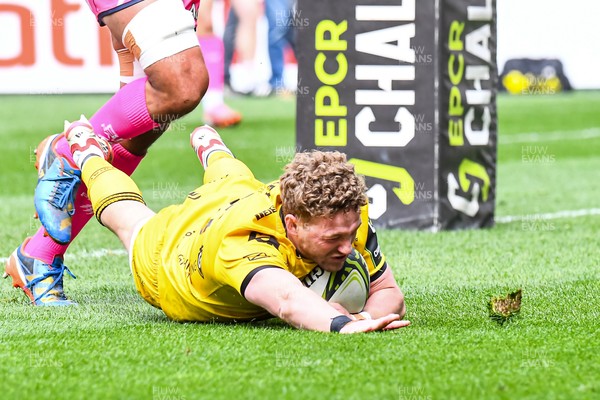 050426 - Stade Francais v Dragons RFC - EPCR Challenge Cup Round of 16 - Angus O’Brien of Dragons scores a try