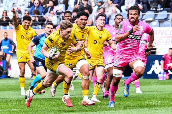 050426 - Stade Francais v Dragons RFC - EPCR Challenge Cup Round of 16 - Angus O’Brien of Dragons on his way to scoring a try