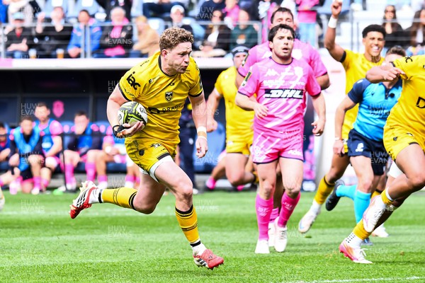 050426 - Stade Francais v Dragons RFC - EPCR Challenge Cup Round of 16 - Angus O’Brien of Dragons on his way to scoring a try
