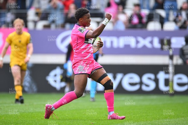 050426 - Stade Francais v Dragons RFC - EPCR Challenge Cup Round of 16 - Samuel Ezeala of Stade Francais celebrates scoring a try