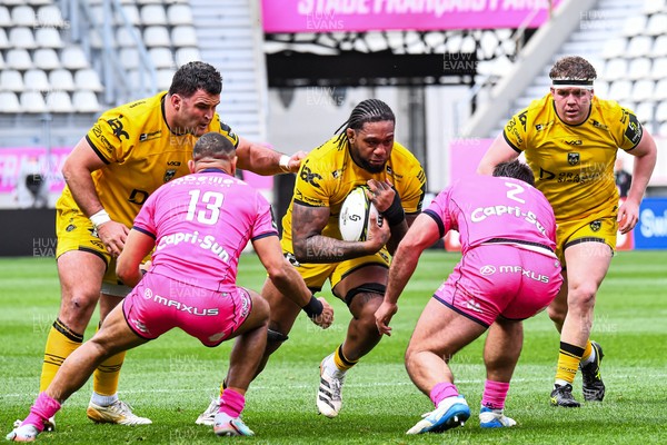 050426 - Stade Francais v Dragons RFC - EPCR Challenge Cup Round of 16 - Levi Douglas of Dragons takes on Joe Marchant and Lucas Peyresblanques of Stade Francais 