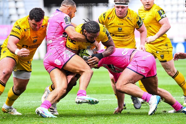 050426 - Stade Francais v Dragons RFC - EPCR Challenge Cup Round of 16 - Levi Douglas of Dragons takes on Joe Marchant and Lucas Peyresblanques of Stade Francais 