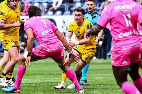 050426 - Stade Francais v Dragons RFC - EPCR Challenge Cup Round of 16 - Niall Armstrong of Dragons takes on Ryan Chapuis of Stade Francais 