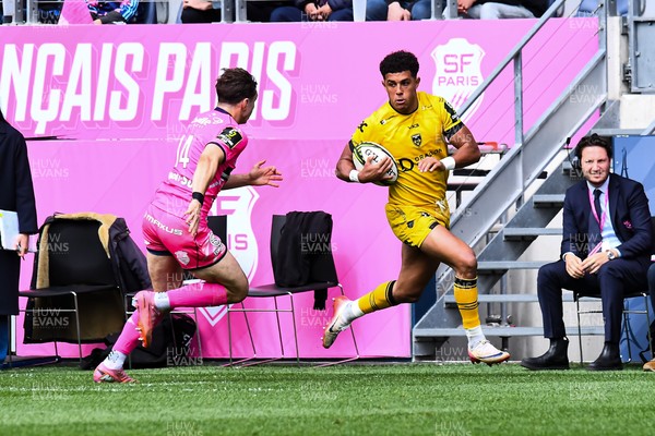 050426 - Stade Francais v Dragons RFC - EPCR Challenge Cup Round of 16 - Rio Dyer of Dragons takes on Charles Laloi of Stade Francais 