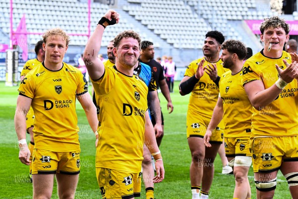 050426 - Stade Francais v Dragons RFC - EPCR Challenge Cup Round of 16 - Dragons players applaud the travelling fans