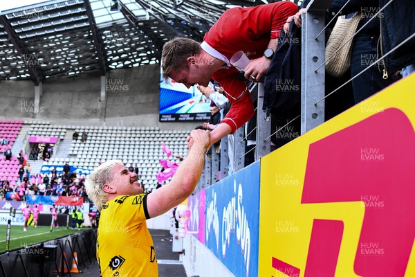 050426 - Stade Francais v Dragons RFC - EPCR Challenge Cup Round of 16 - Aaron Wainwright of Dragons celebrates with a fan after the match