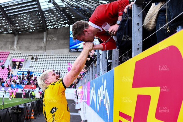 050426 - Stade Francais v Dragons RFC - EPCR Challenge Cup Round of 16 - Aaron Wainwright of Dragons celebrates with a fan after the match