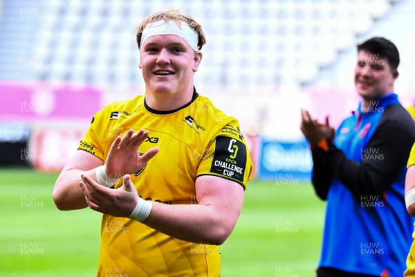 050426 - Stade Francais v Dragons RFC - EPCR Challenge Cup Round of 16 - Dragons players applaud the travelling fans