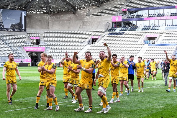 050426 - Stade Francais v Dragons RFC - EPCR Challenge Cup Round of 16 - Dragons players applaud the travelling fans