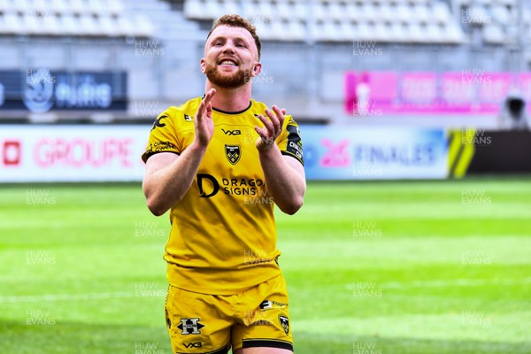 050426 - Stade Francais v Dragons RFC - EPCR Challenge Cup Round of 16 - Dragons players applaud the travelling fans