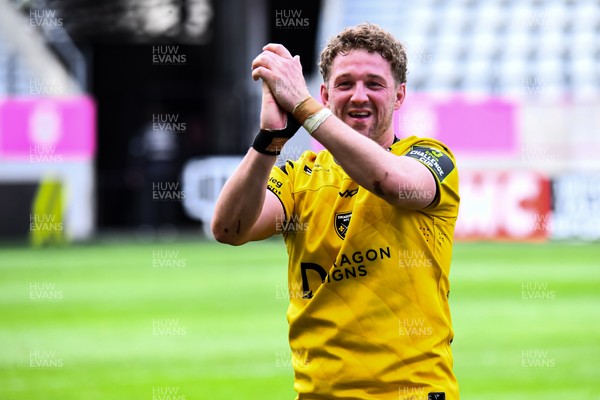 050426 - Stade Francais v Dragons RFC - EPCR Challenge Cup Round of 16 - Angus O'Brien of Dragons applauds the travelling fans
