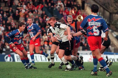 121298 - Stade Francais v Pontypridd - Heineken Cup Quarter Final - Martyn Williams of Pontypridd makes a break 