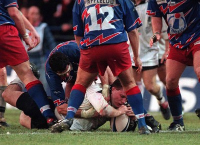 121298 - Stade Francais v Pontypridd - Heineken Cup Quarter Final - Geraint Lewis of Pontypridd touches down for the second try 