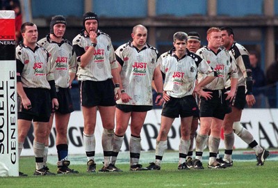 121298 - Stade Francais v Pontypridd - Heineken Cup Quarter Final - Dejected Pontypridd players