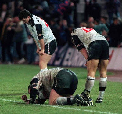 121298 - Stade Francais v Pontypridd - Heineken Cup Quarter Final - Aled Griffiths (centre), Dafydd James (right) and Matthew lloyd look dejected after another Stade try 