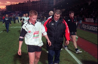 121298 - Stade Francais v Pontypridd - Heineken Cup Quarter Final - Dennis John of Pontypridd consoles his replacement scrum half 