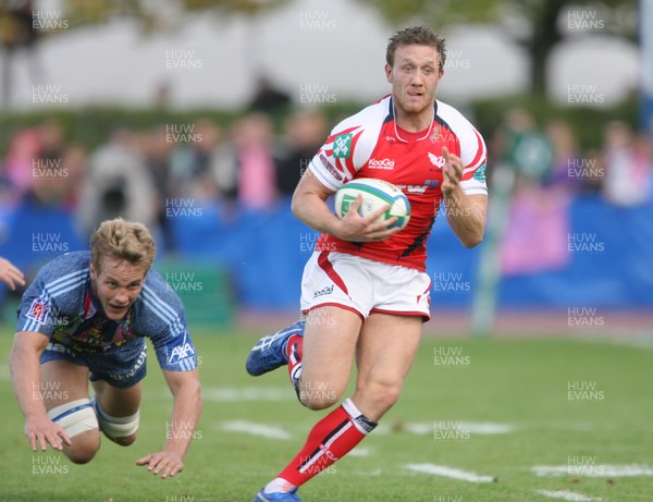 18.10.08  Stade Francais v Llanelli Scarlets... Llanelli's Morgan Stoddart beats Stade's Simon Taylor. 