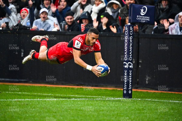 091223 - Stade Toulousain v Cardiff Rugby - Investec Champions Cup - Matthis Lebel of Stade Toulousain scores his try