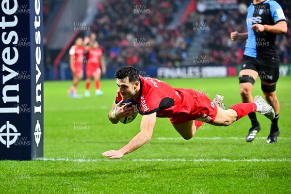 091223 - Stade Toulousain v Cardiff Rugby - Investec Champions Cup - Blair Kinghorn of Stade Toulousain scores his try